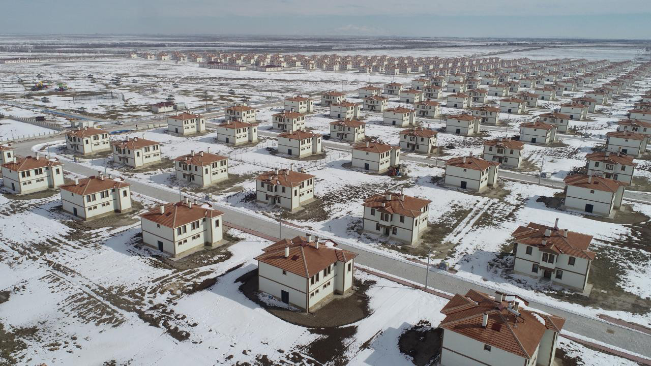 Köylüler, sıfır evlerini depremzedelere açtı