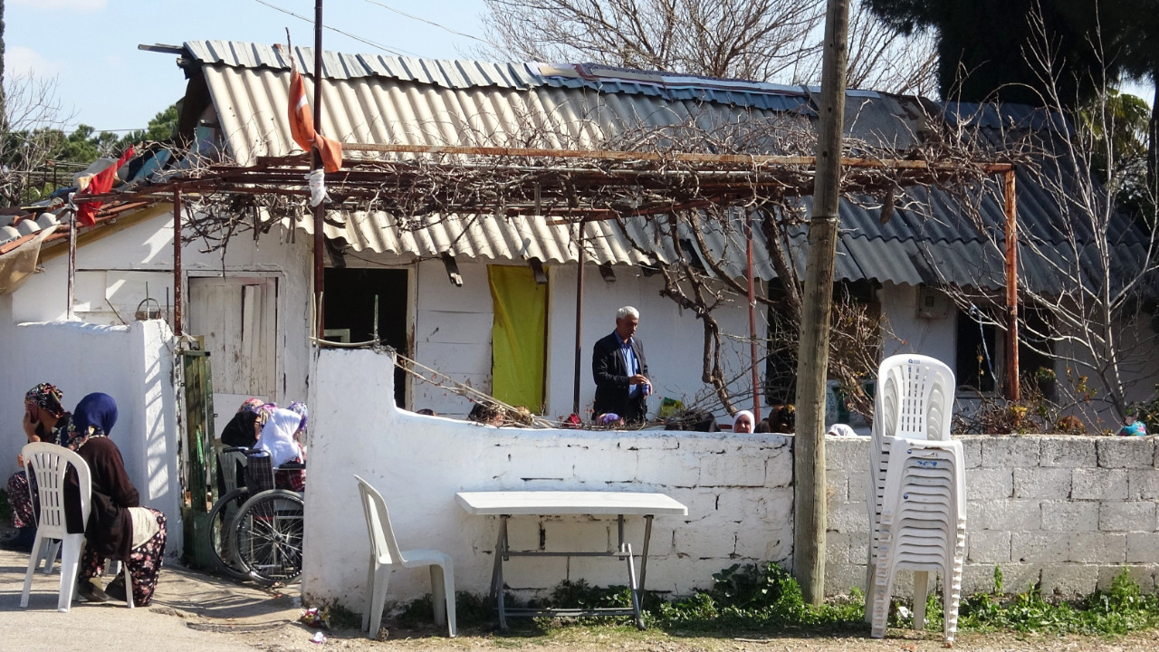 Evinin bahçesinde yanmış cesedi bulundu