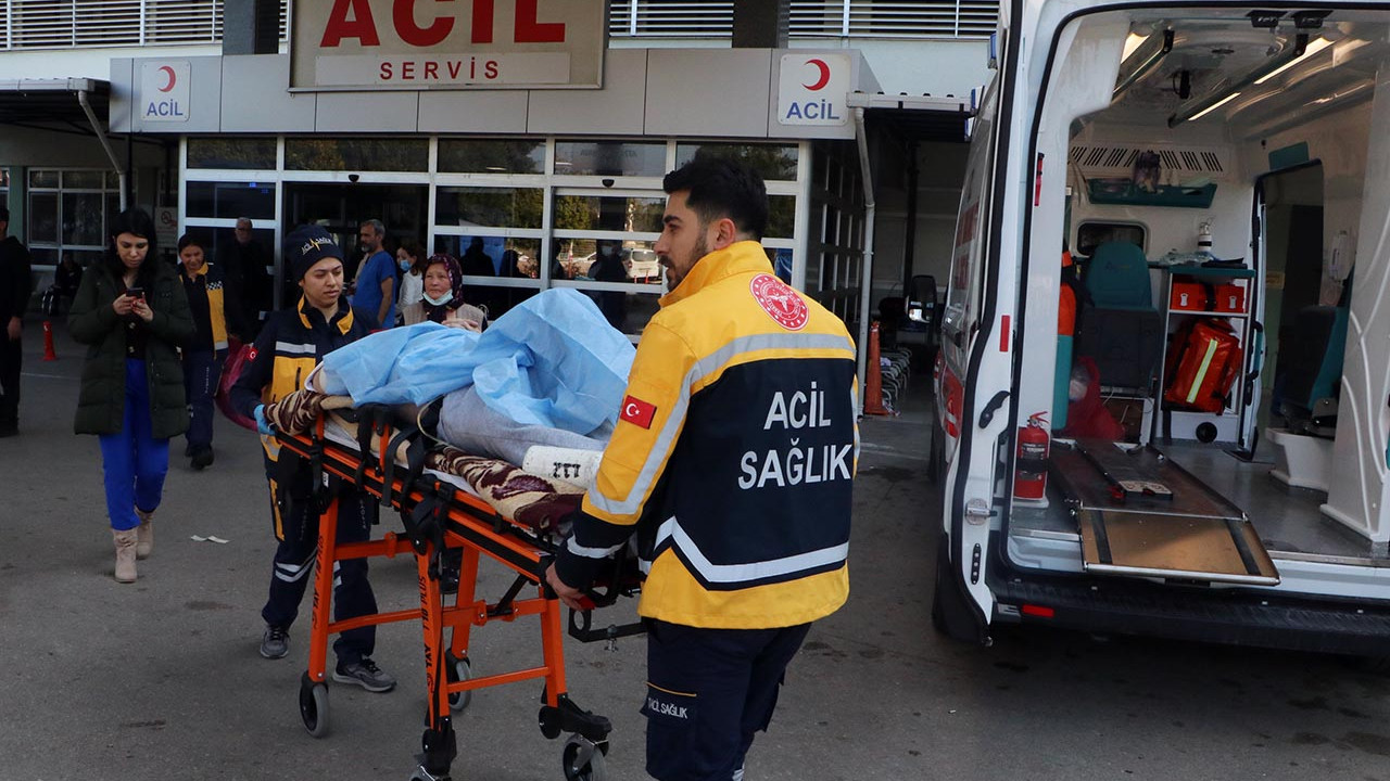 Depremde hasar gören hastane tahliye ediliyor