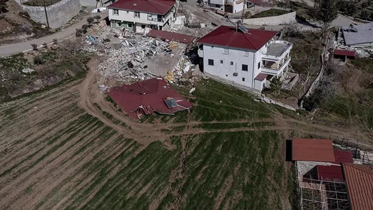 Depremde bir mahalle ikiye bölündü! 4 metre kayma var
