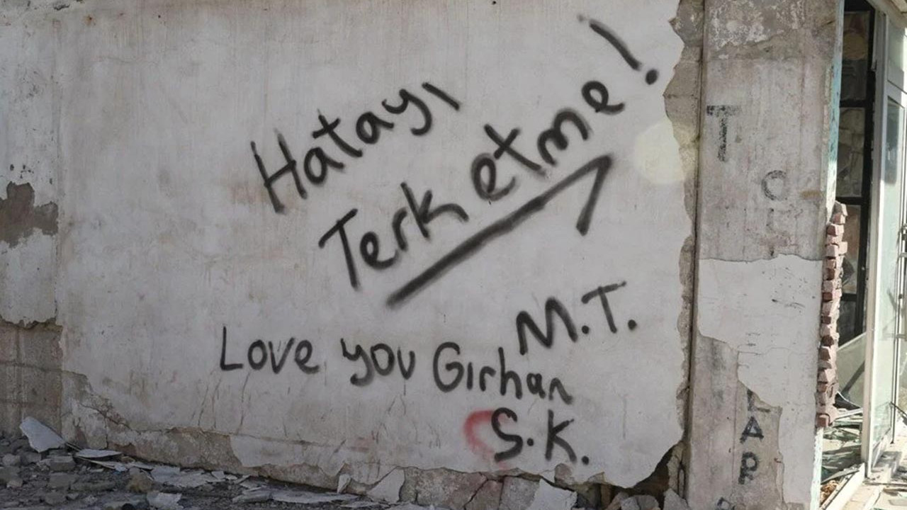 Depremin yerle bir ettiği Hatay'da duygulandıran duvar yazıları
