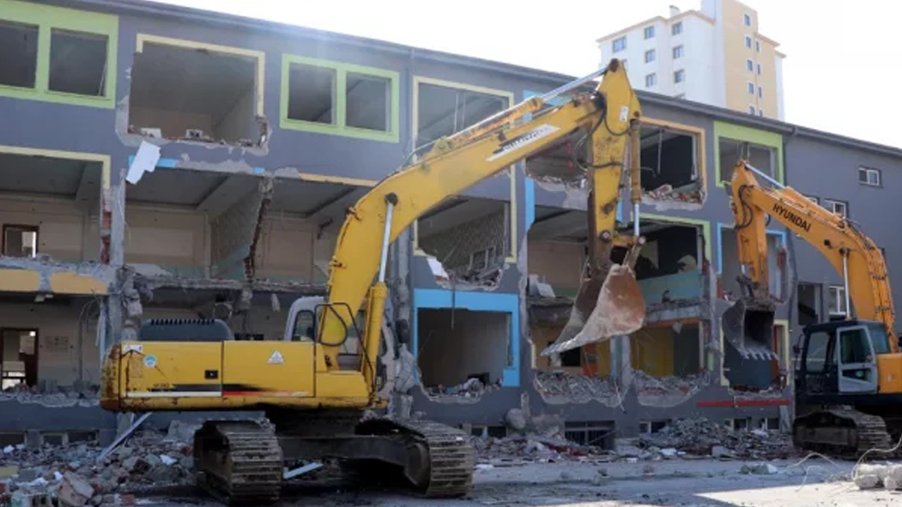 Kayseri'de depremde ağır hasar alan okulun yıkımına başlandı