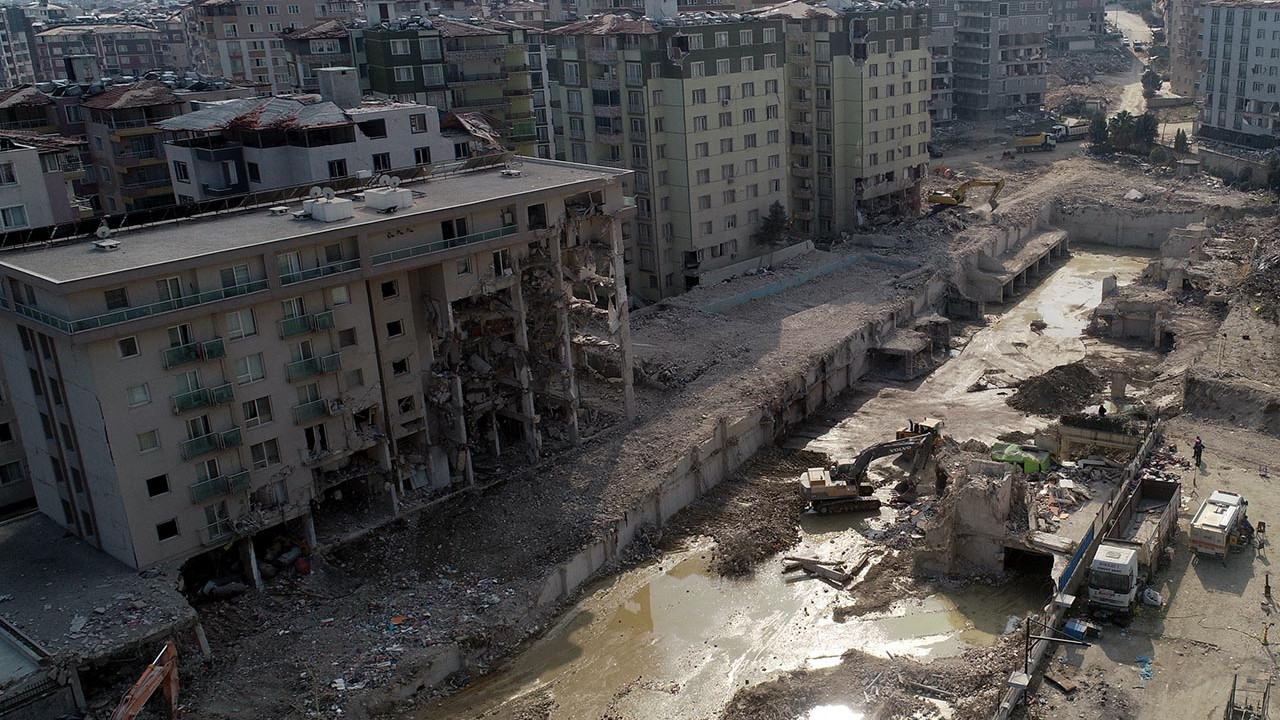 Yüzlerce kişiye mezar olan rezidansın enkazı kaldırıldı
