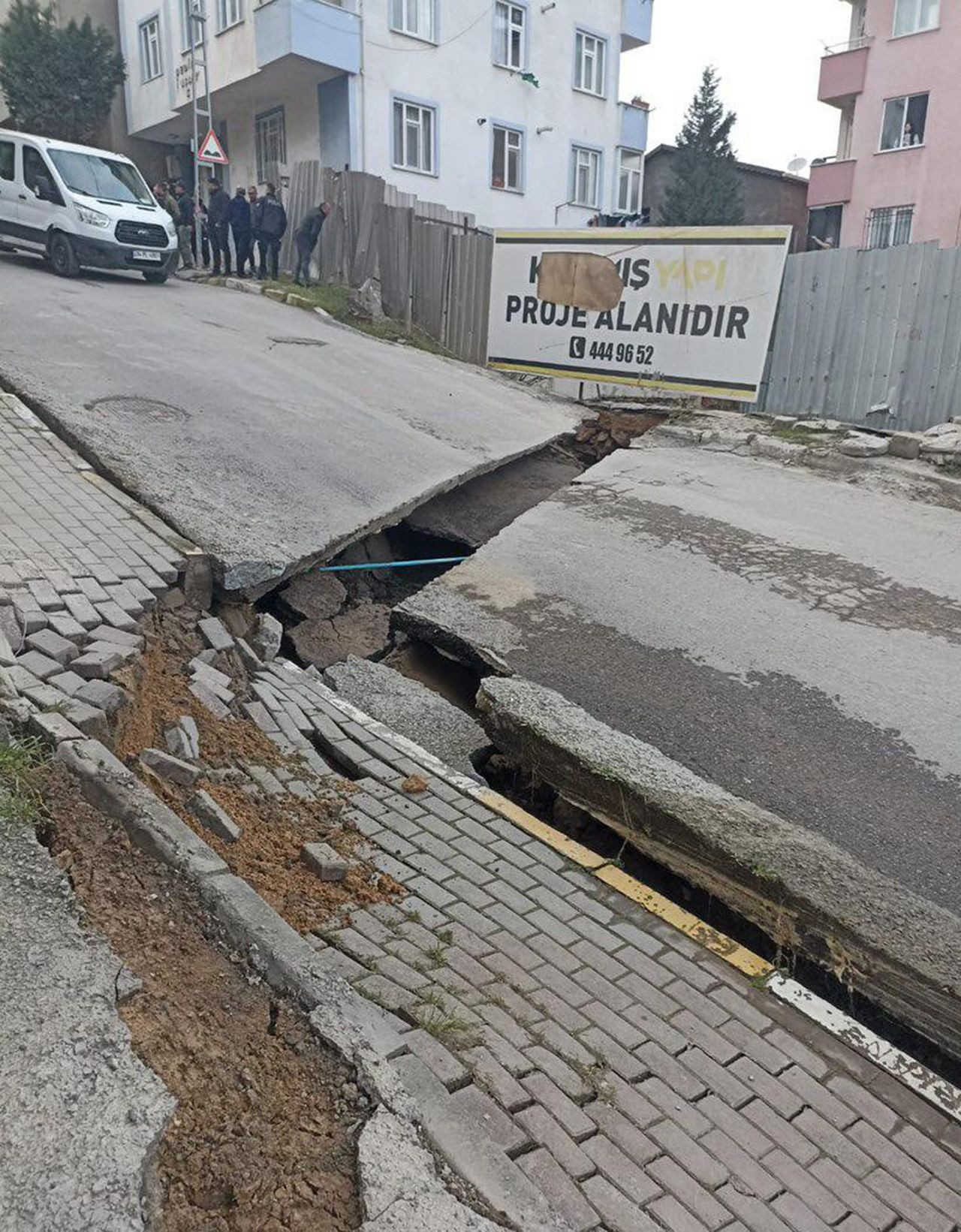 İstanbul'da büyük panik! 2 apartman boşaltıldı - Resim: 1