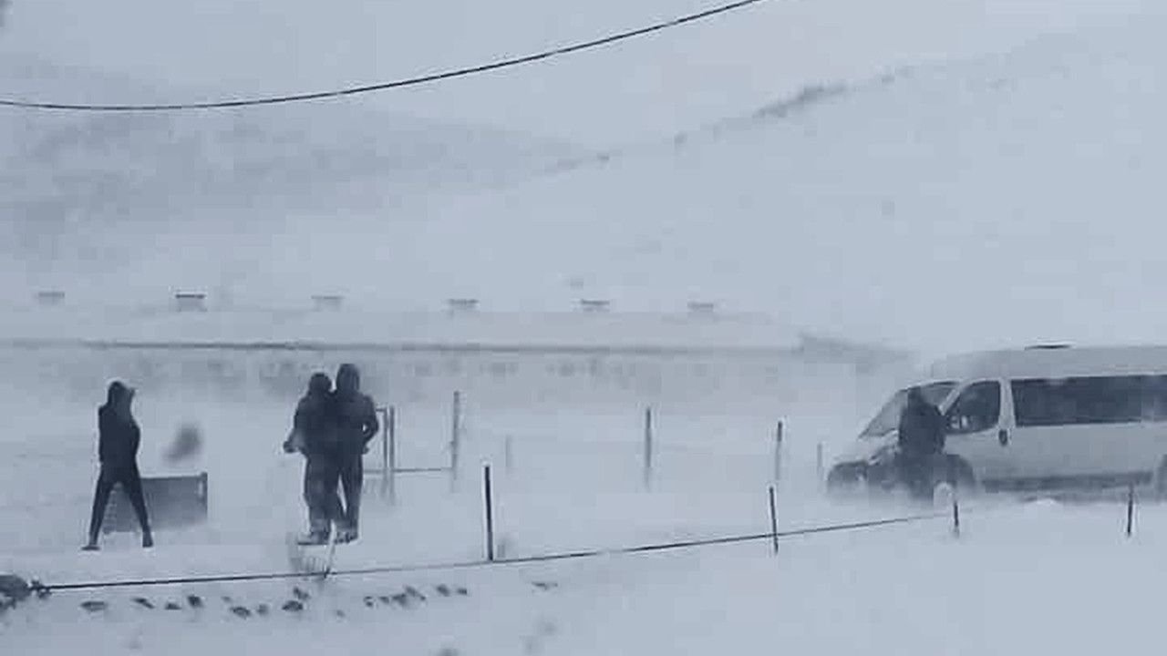 Öğrenciler -6 derecede okul yolunda mahsur kaldı