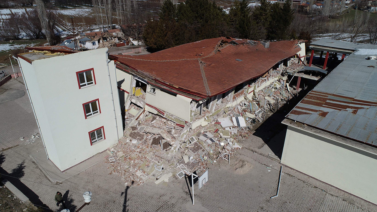 Depremde güçlendirme yapılan okullar da yıkıldı