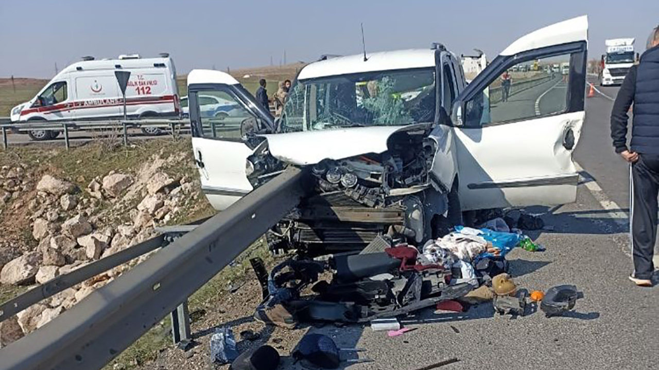 Kamyonet bariyere ok gibi saplandı: 2 ölü, 3 yaralı