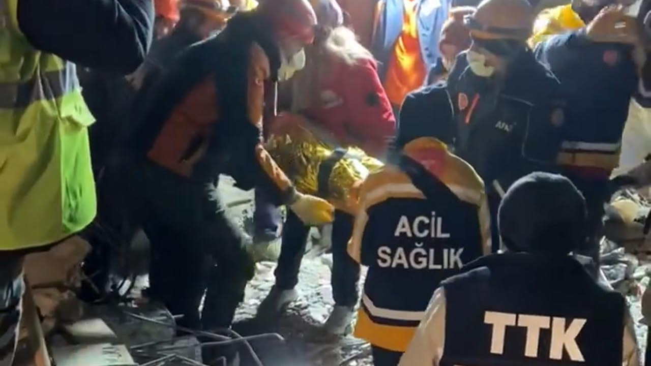 Enkazda ölen kızının saatinden mesaj atarak kurtuldu