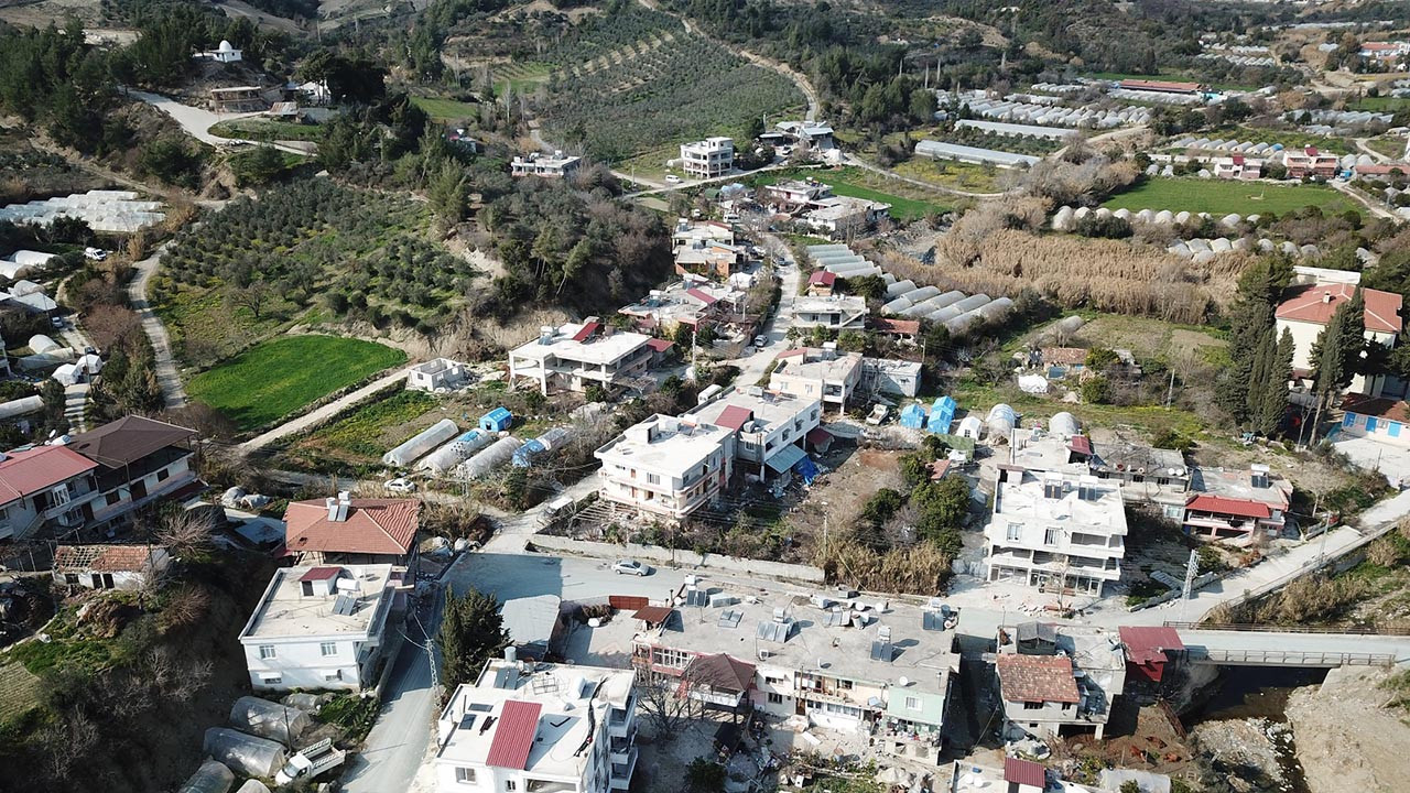 Evlerine giremeyen köylüler çadır istiyor