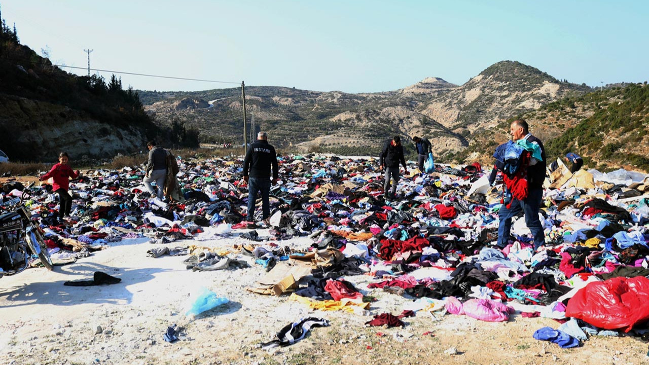 Deprem bölgesinde utandıran görüntü: Kıyafetleri yol kenarına attılar