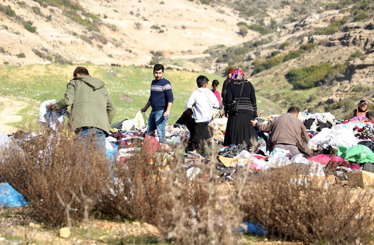 Deprem bölgesinde utandıran görüntü: Kıyafetleri yol kenarına attılar - Resim: 2