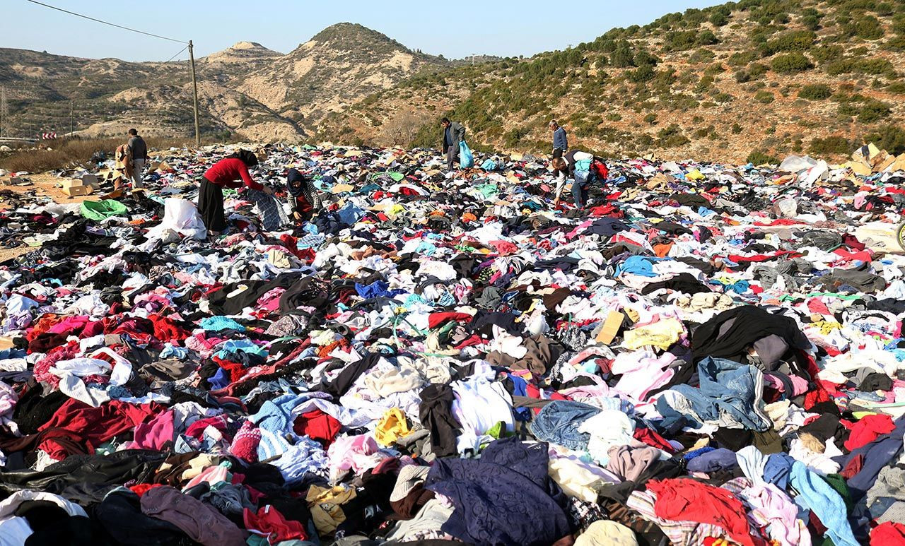 Deprem bölgesinde utandıran görüntü: Kıyafetleri yol kenarına attılar - Resim: 3