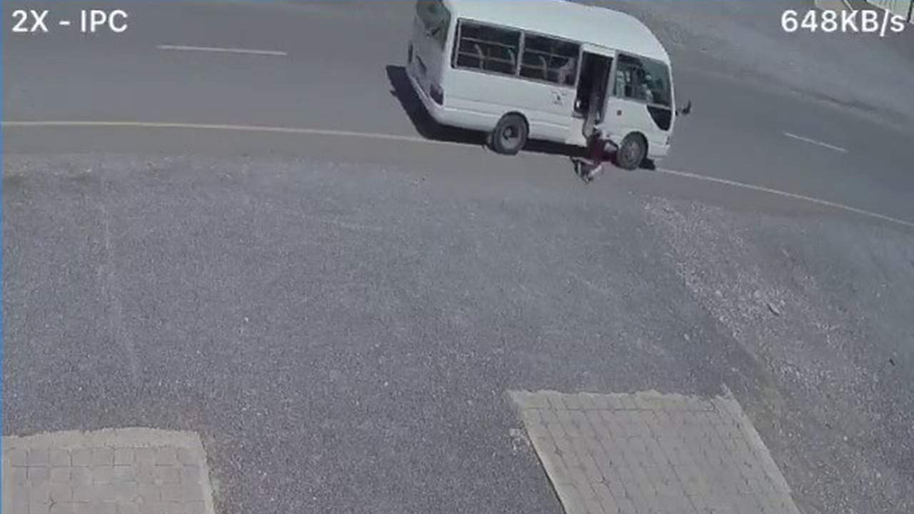 Kız öğrenci minibüsten düştü, şoför yola devam etti