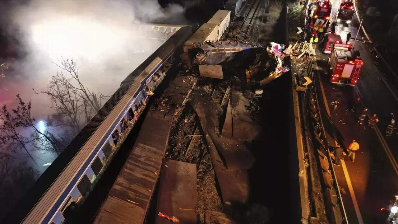 2 tren çarpıştı! Korkunç kazada 29 ölü, 85 yaralı var!