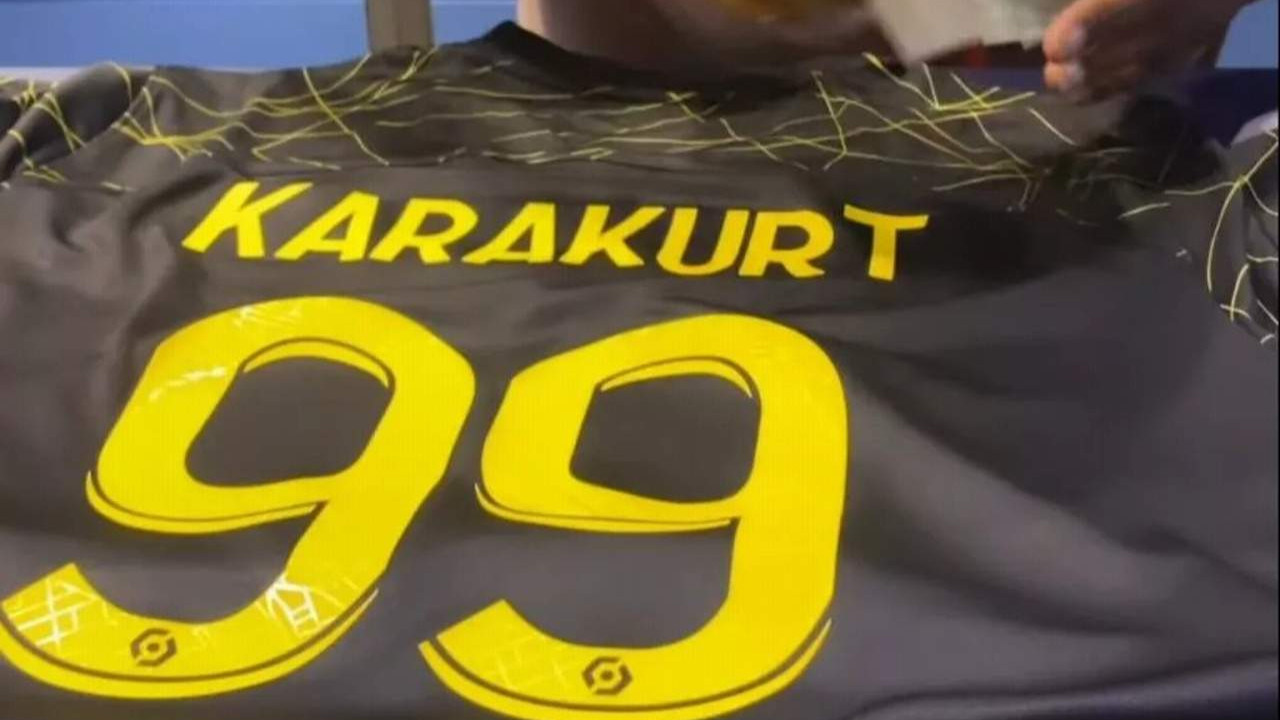 Ebrar Karakurt ''PSG'de 99 numaranın yeni sahibi'' diyerek paylaştı