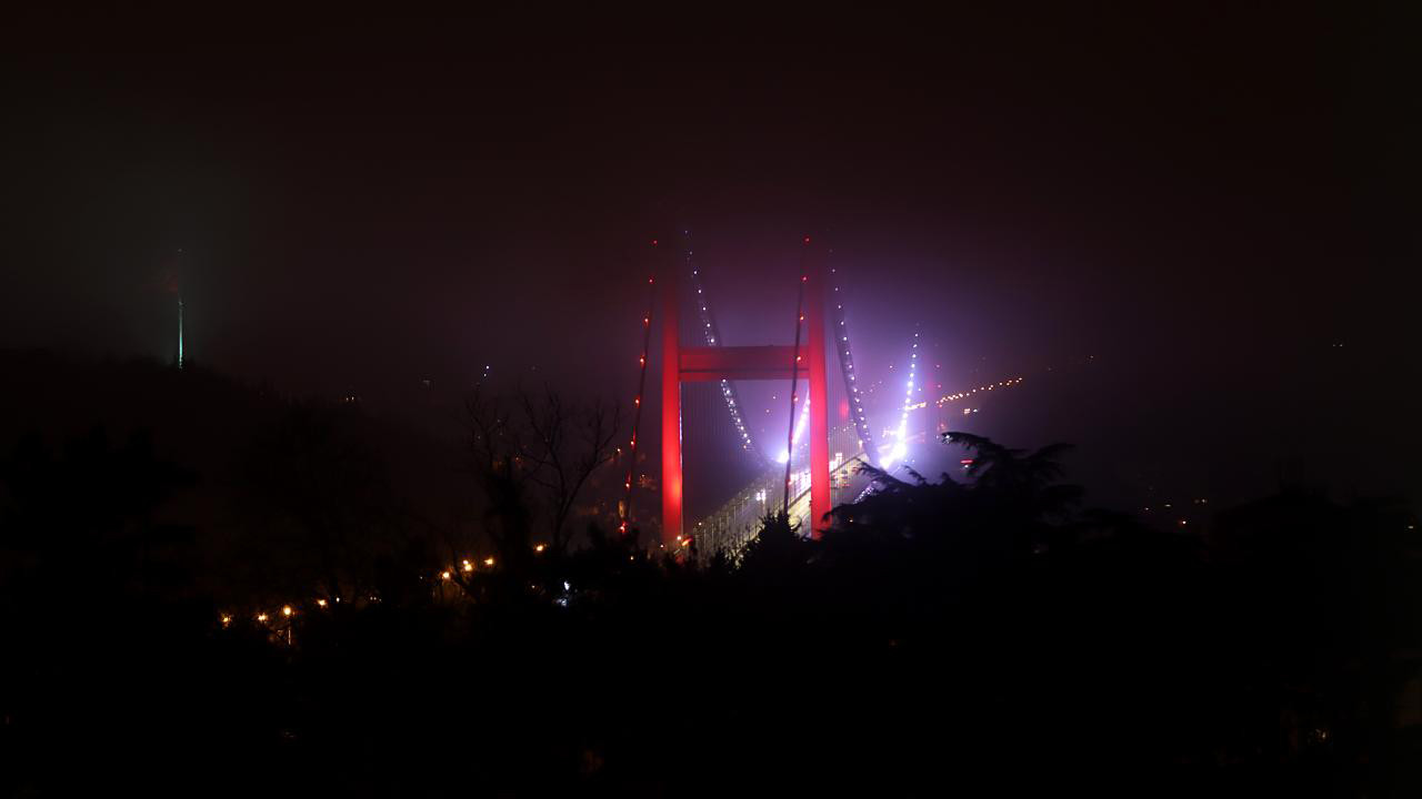 İstanbul'da dün gece... Sis megakenti yuttu