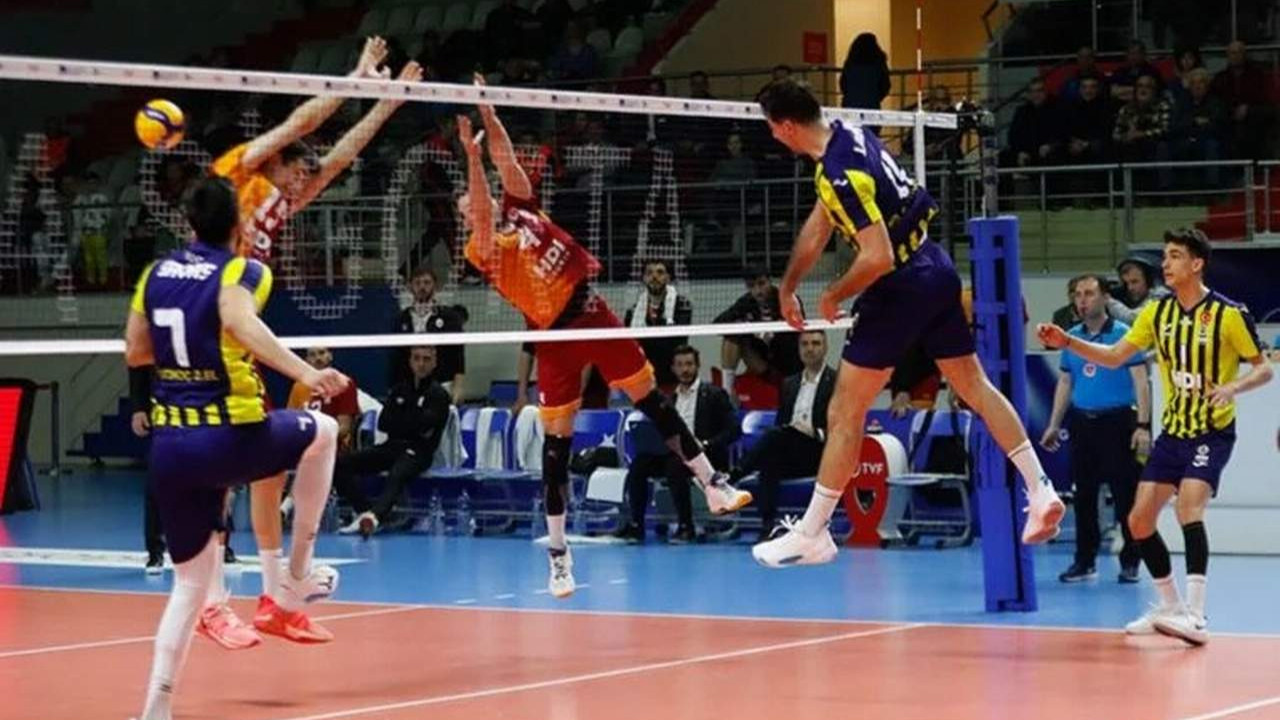 Erkekler voleybolda derbinin galibi belli oldu