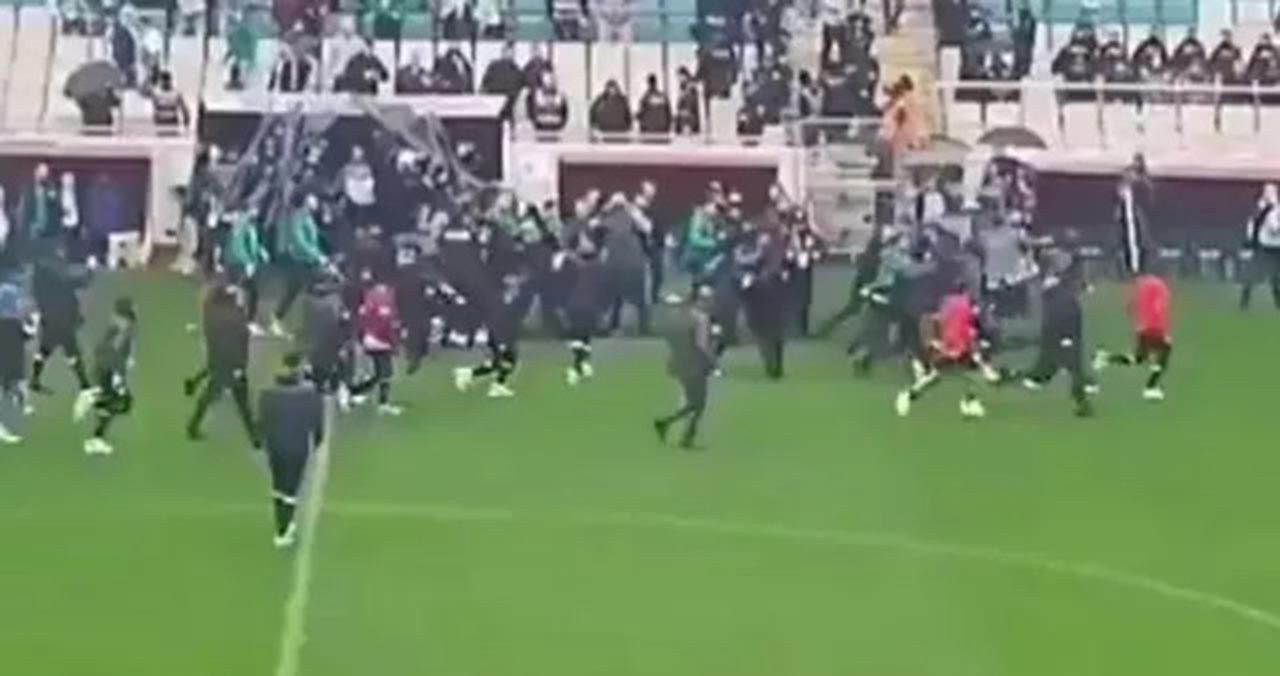 Gerginlik had safhada! Bursaspor - Amedspor maçında ortalık savaş alanına döndü - Resim: 2