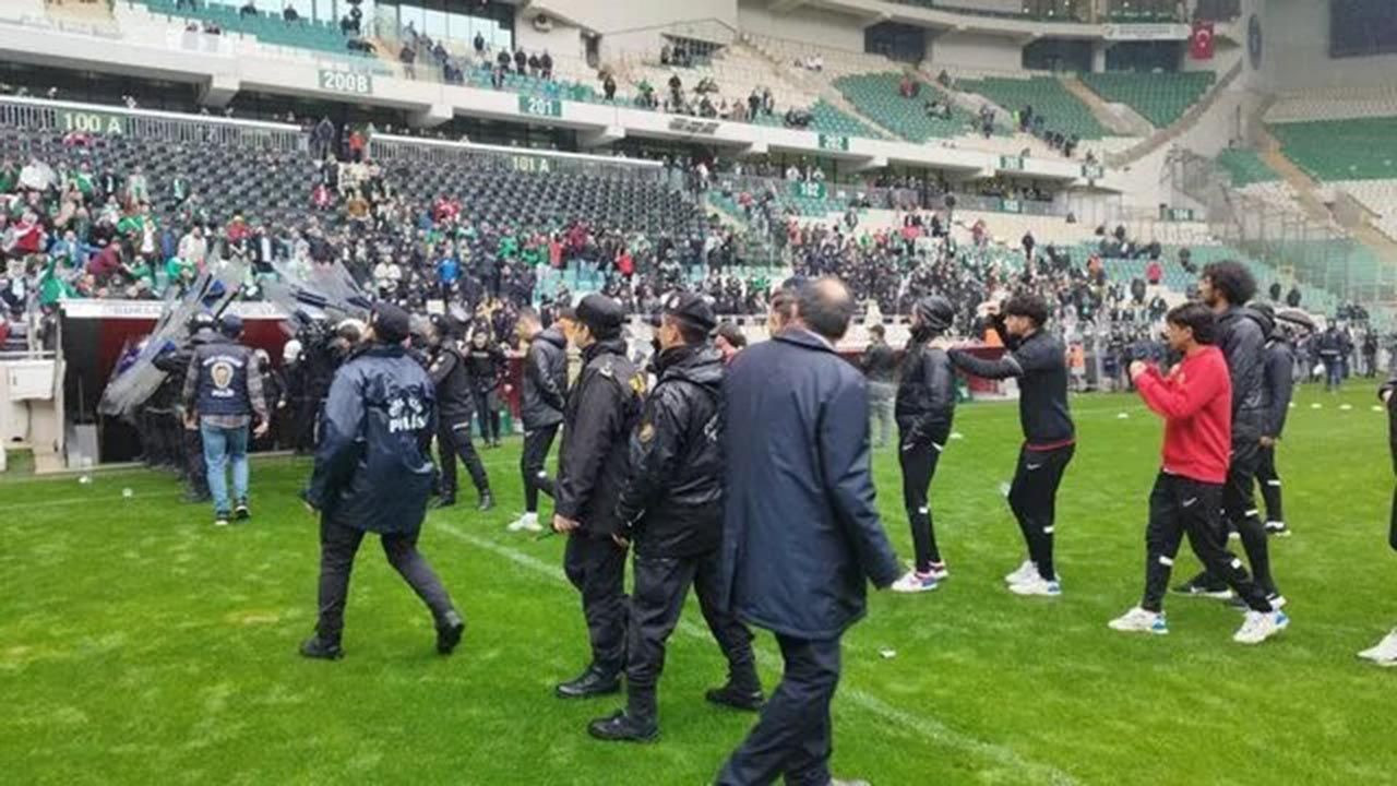Gerginlik had safhada! Bursaspor - Amedspor maçında ortalık savaş alanına döndü - Resim: 3