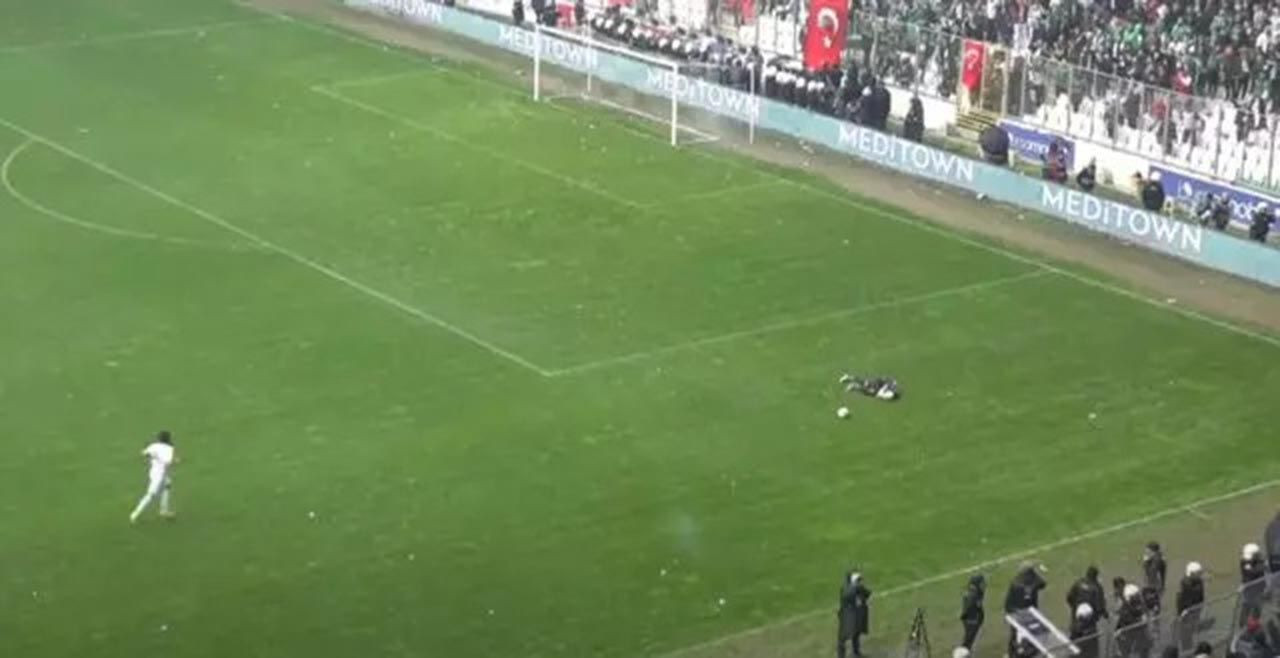 Gerginlik had safhada! Bursaspor - Amedspor maçında ortalık savaş alanına döndü - Resim: 4
