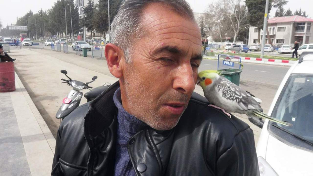 Enkaz altından kurtarmıştı... Sokakta bile kurtarıcısının omzundan inmiyor