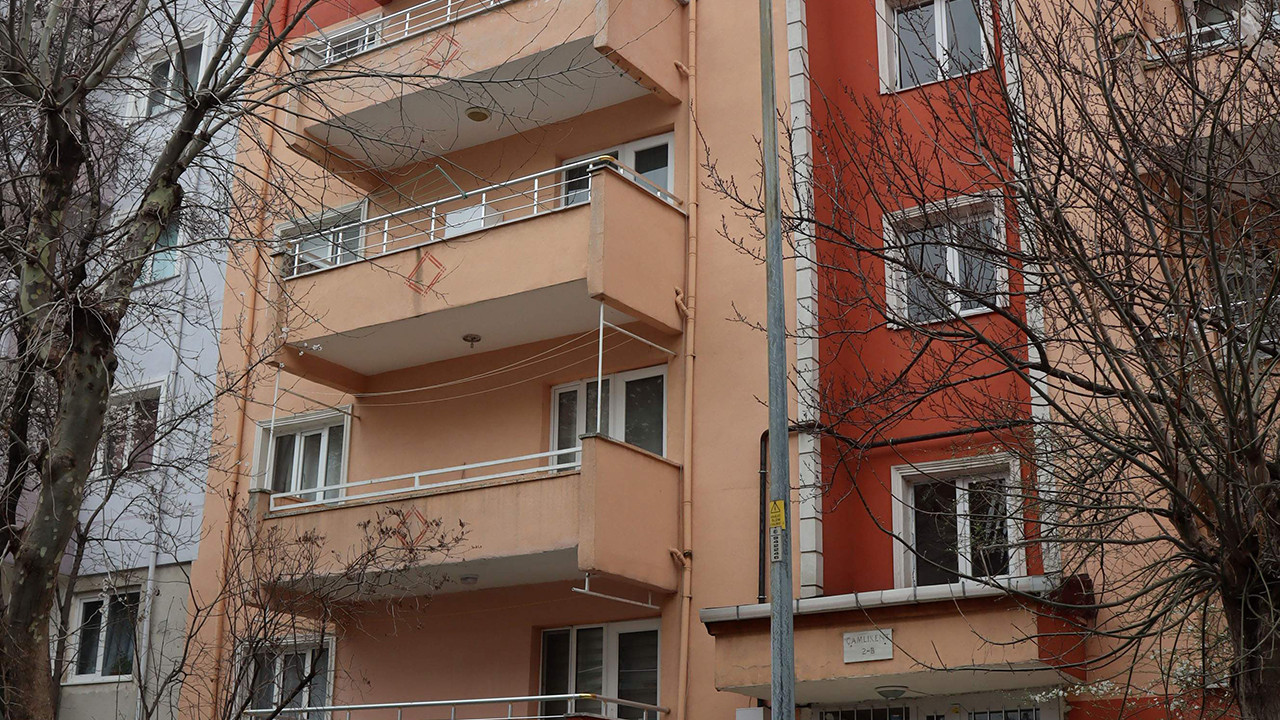 Genç kadın 5. kattan taksicinin üzerine düştü