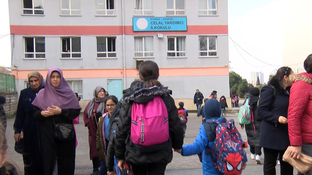 İstanbul'da okul önünde ''çatlak'' eylemi