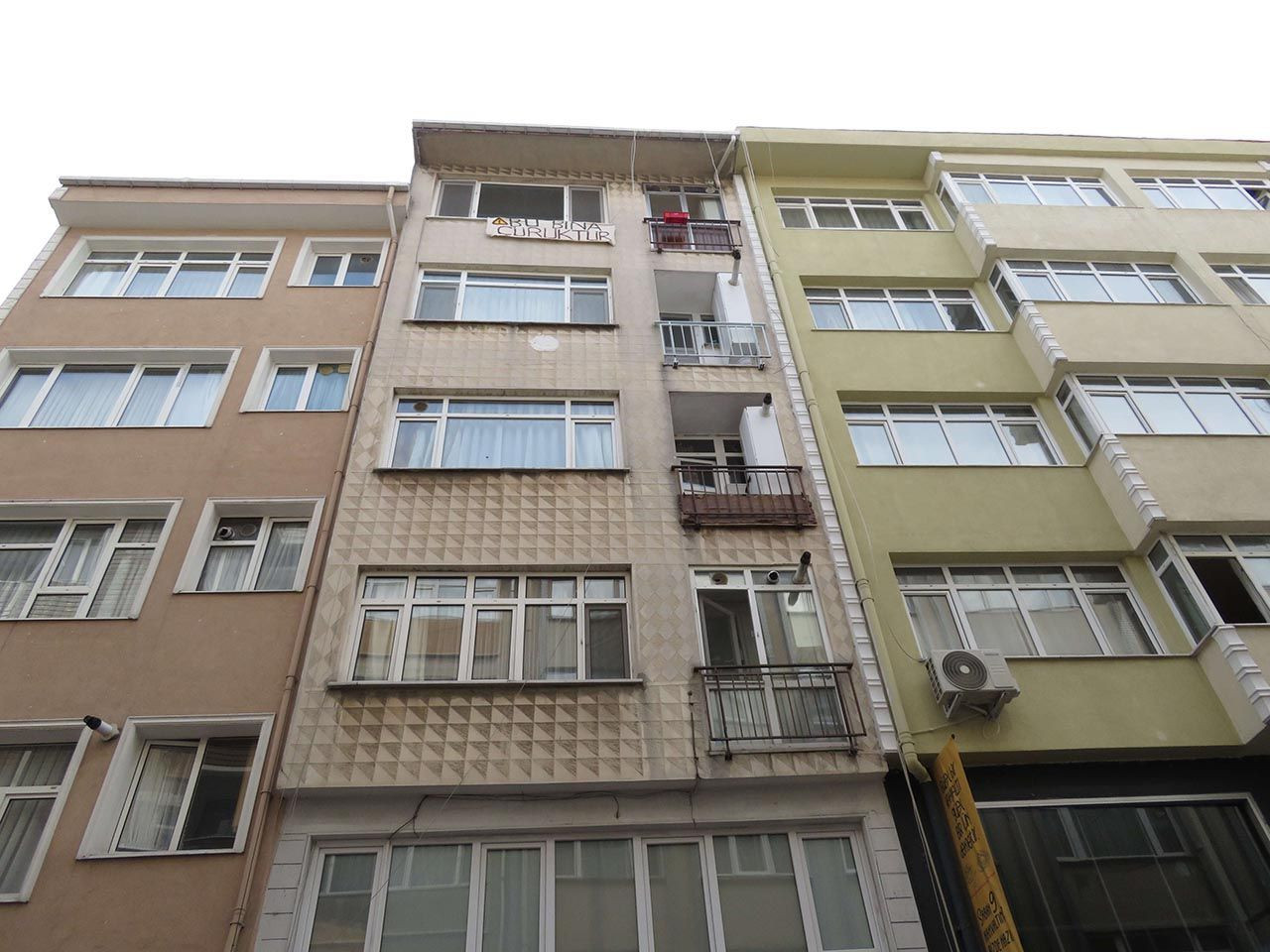 ''Bu bina çürüktür'' pankartı asıp evi boşalttı - Resim: 3