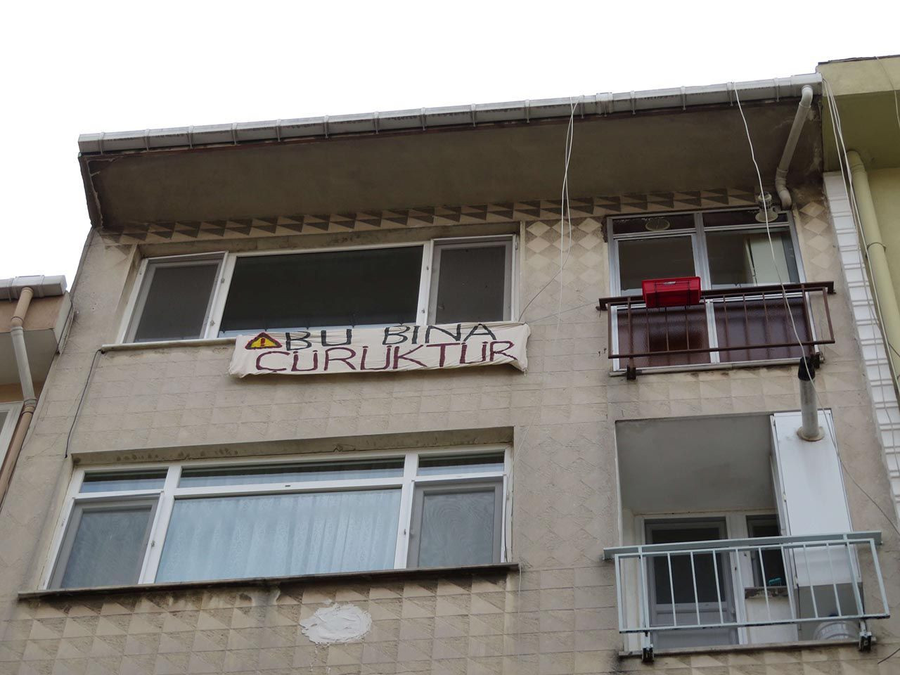 ''Bu bina çürüktür'' pankartı asıp evi boşalttı - Resim: 4