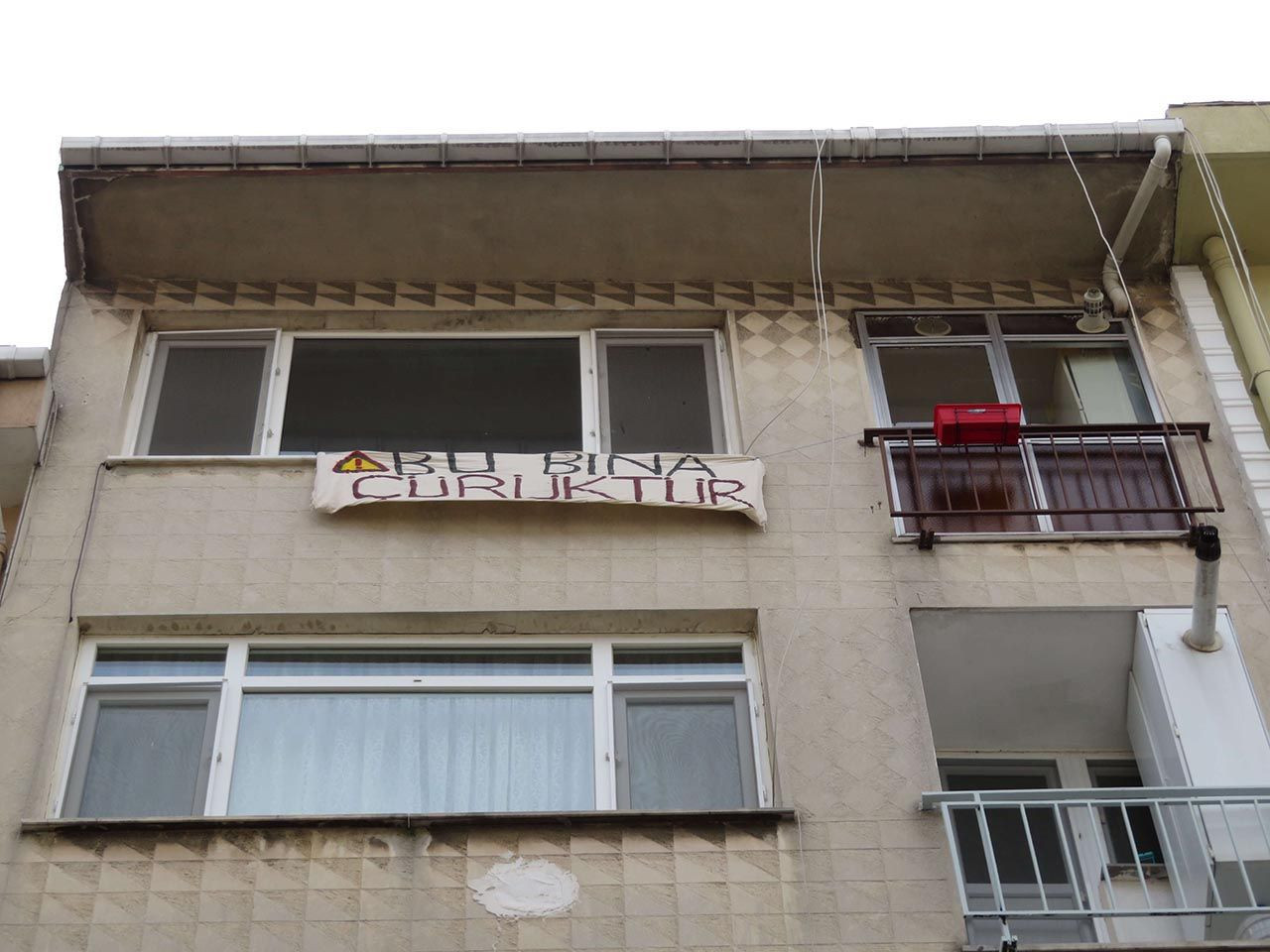 ''Bu bina çürüktür'' pankartı asıp evi boşalttı - Resim: 1