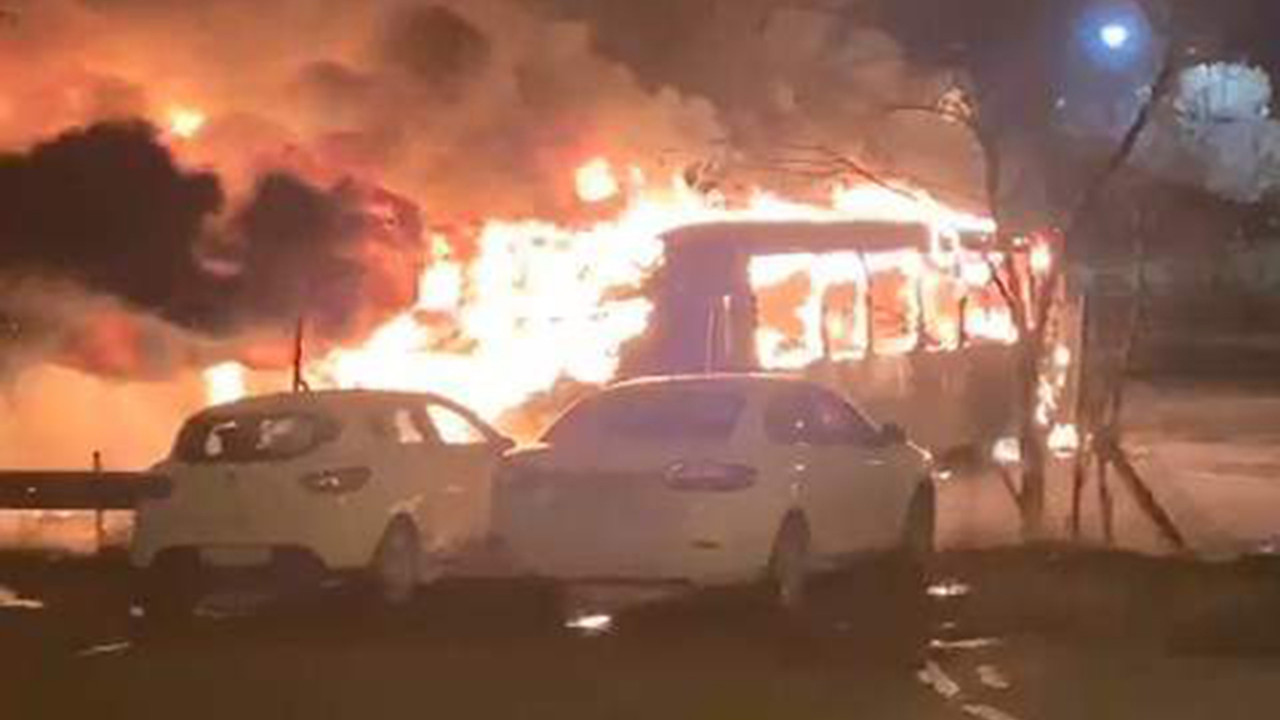 İstanbul'da korku dolu gece! 3 İETT otobüsü birden alev alev yandı