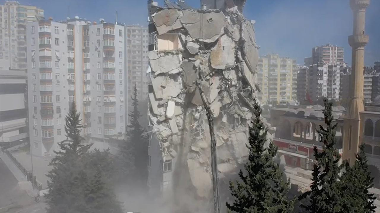 Ağır hasarlı 9 katlı bina yıkıldı