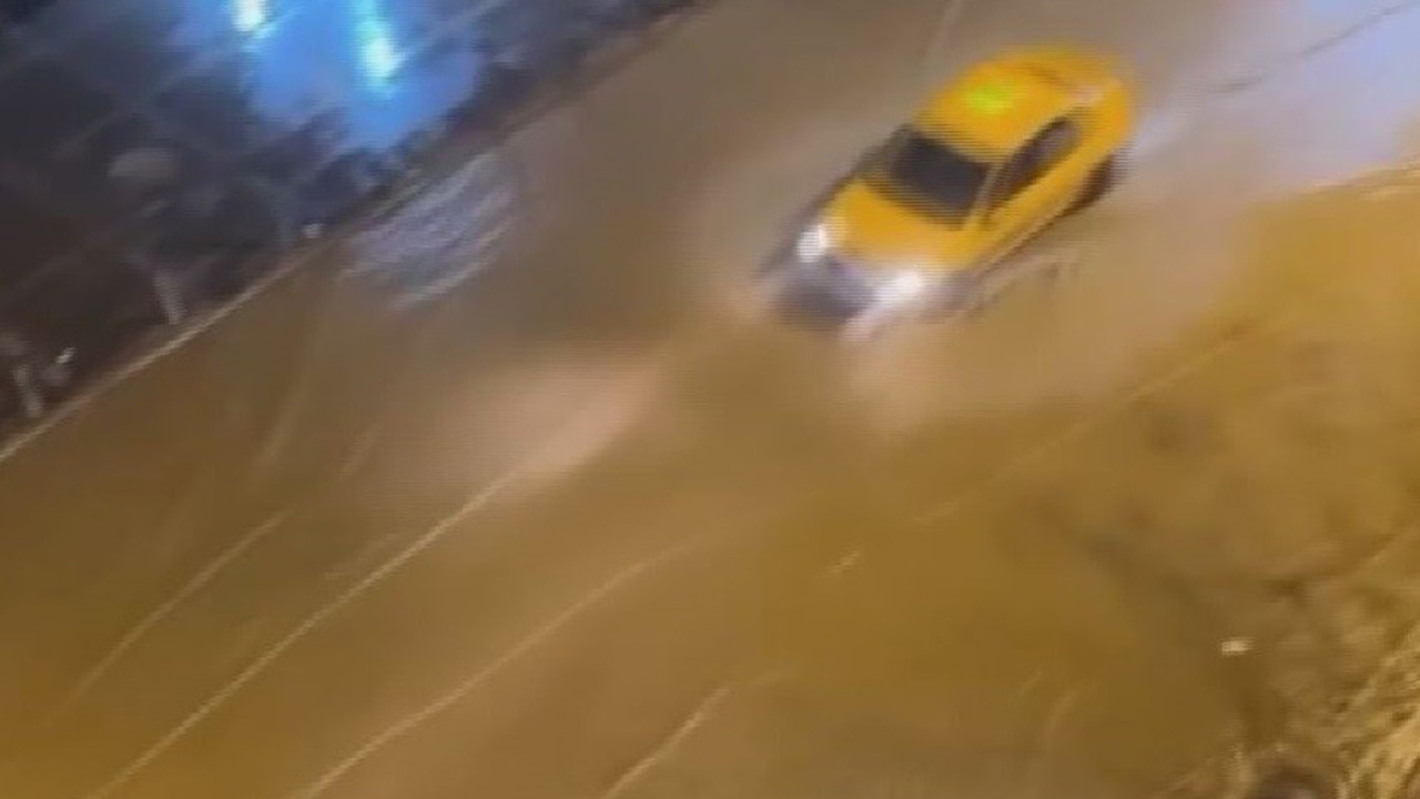 Yağmur hayatı felç etti; araçlar çukurlara düştü