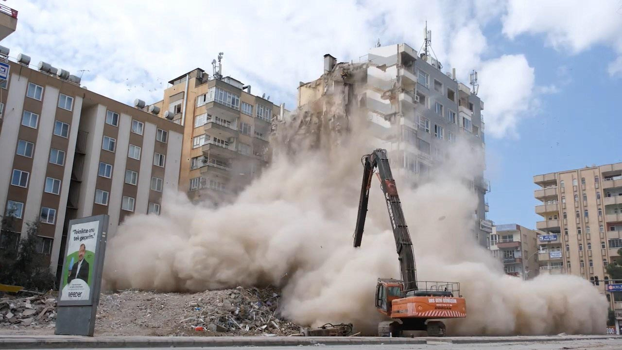 Depremde ağır hasar alan 10 katlı apartman yıkıldı