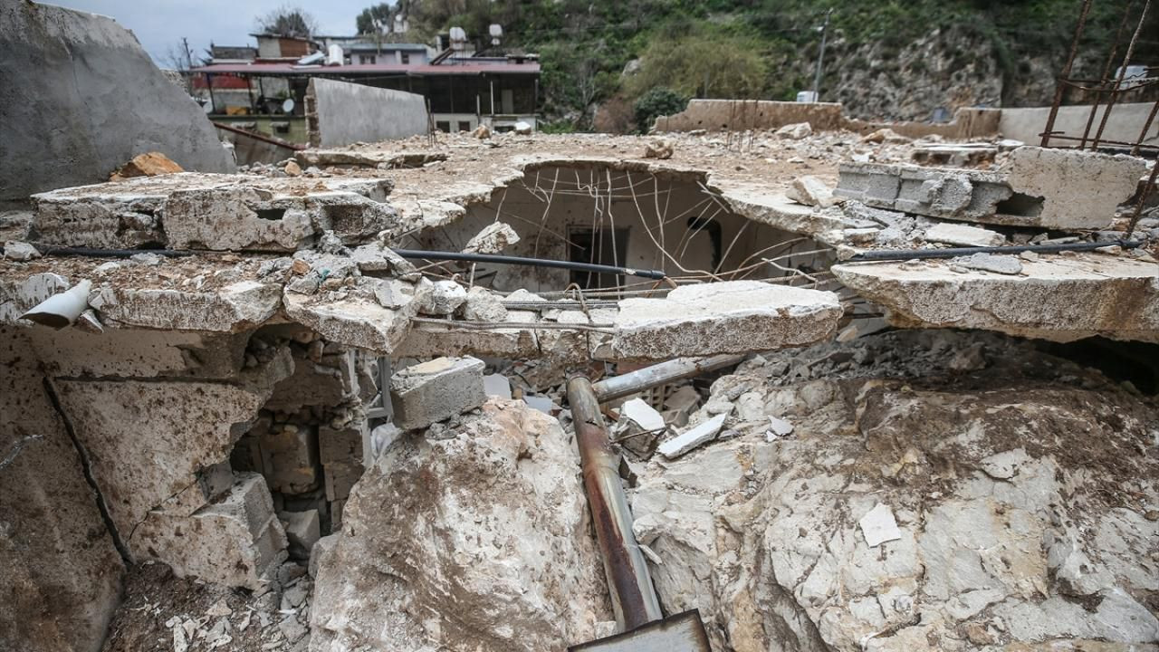 Deprem değil, depremde kopan kayalar yıktı - Resim: 3