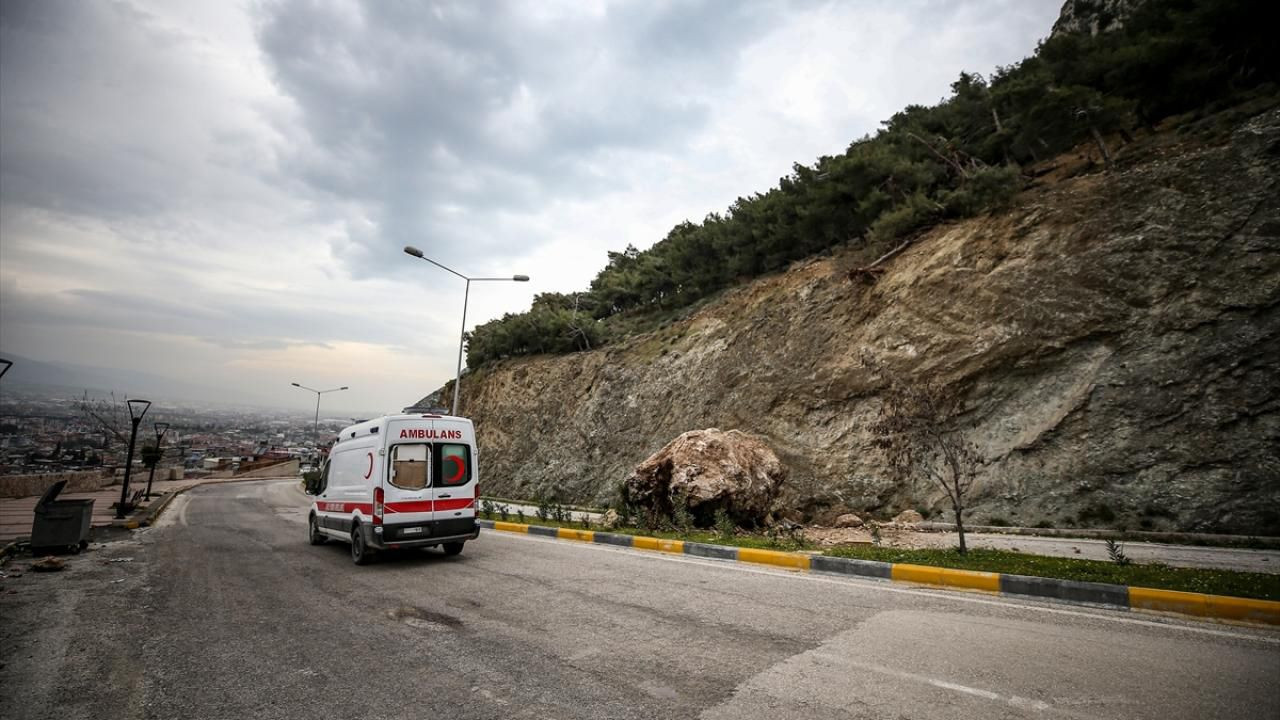 Deprem değil, depremde kopan kayalar yıktı - Resim: 2