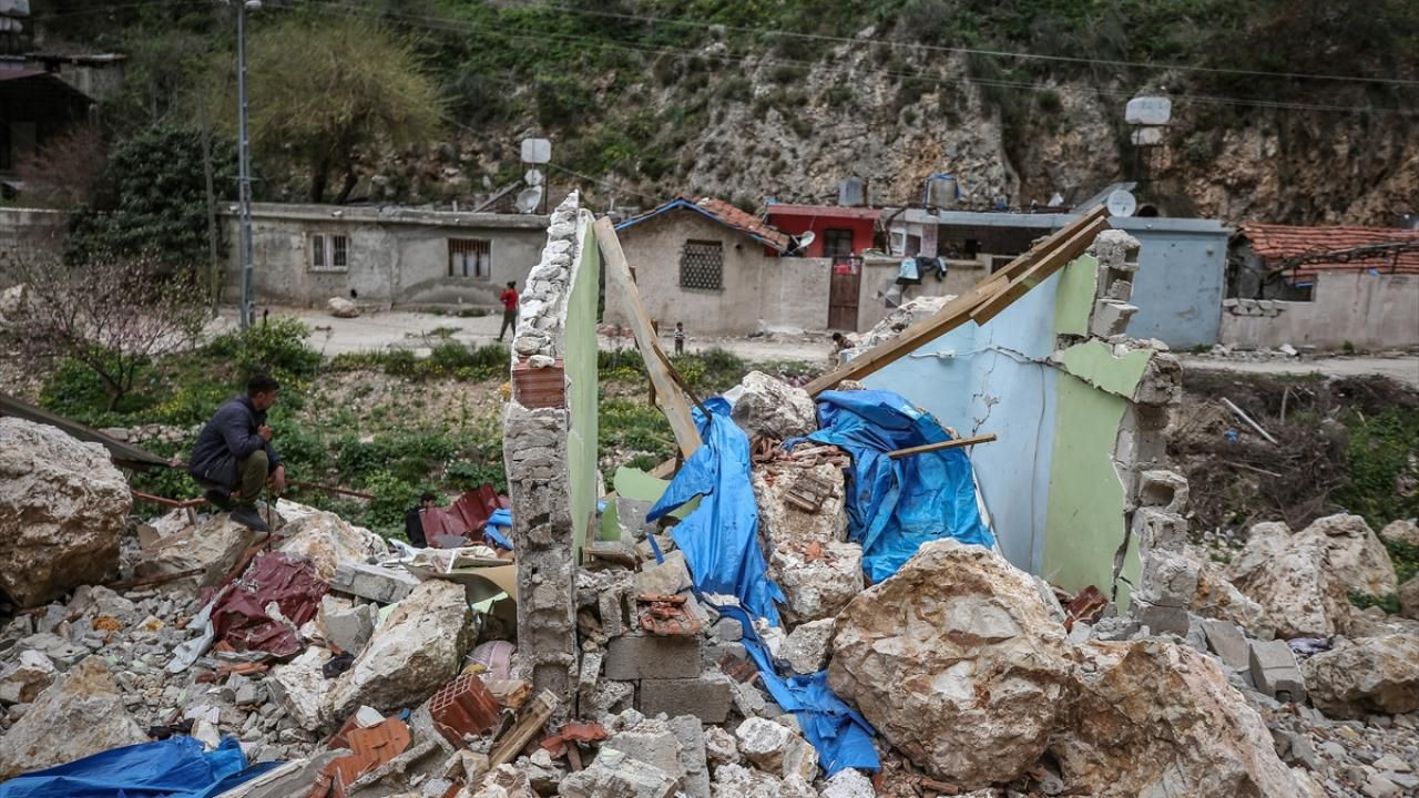 Deprem değil, depremde kopan kayalar yıktı - Resim: 1