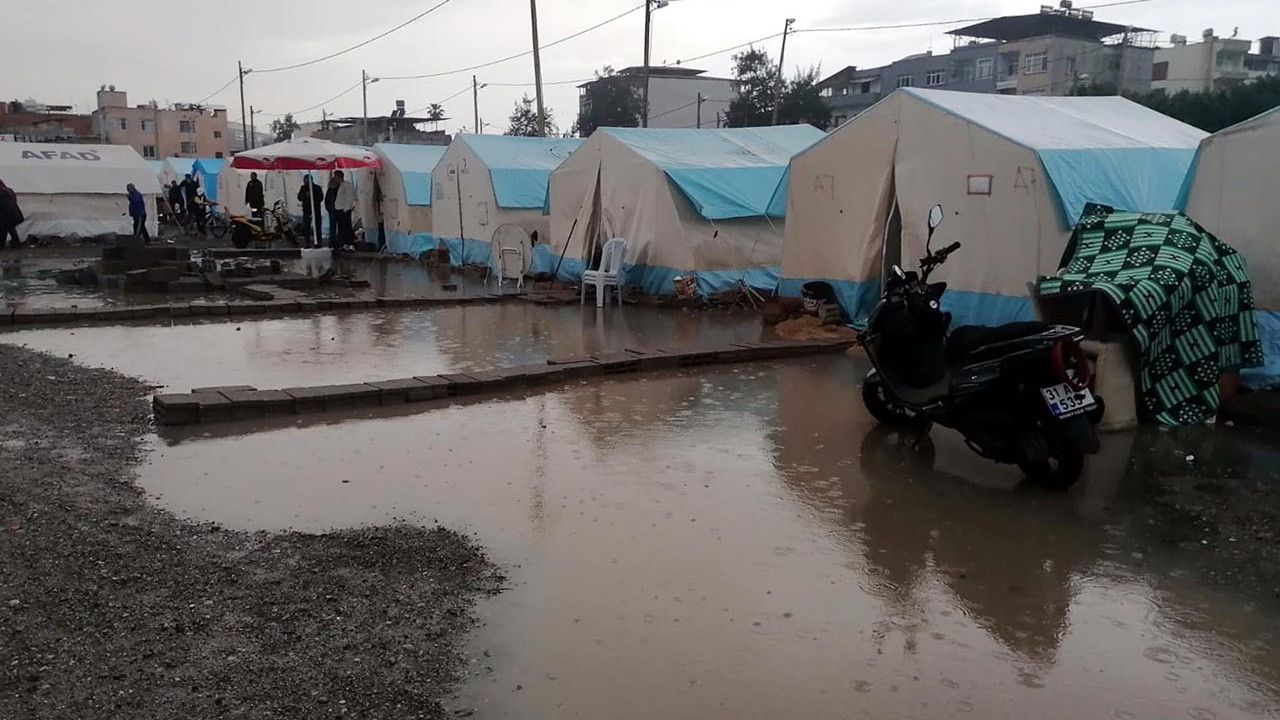 Deprem bölgesindeki sağanak yağış çileye dönüştü