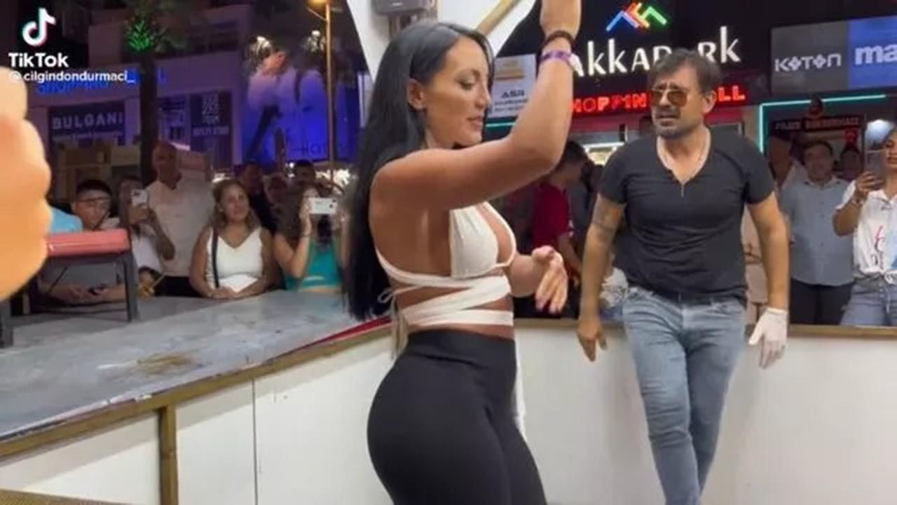 Fenomen Çılgın Dondurmacı yine gündemde! Esmer müşterisiyle dansı olay oldu - Resim: 2