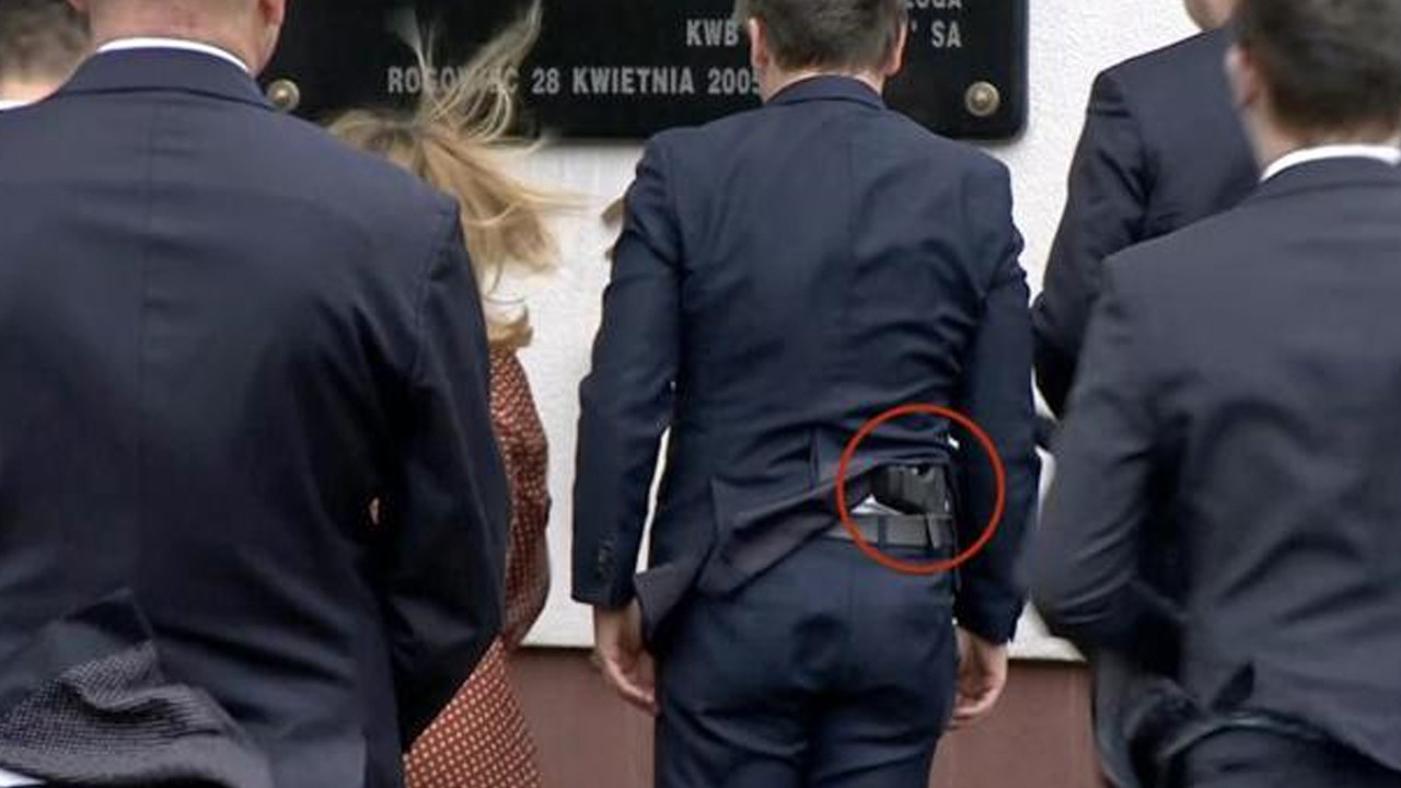Polonya Adalet Bakanı belinde silahla görüntülendi