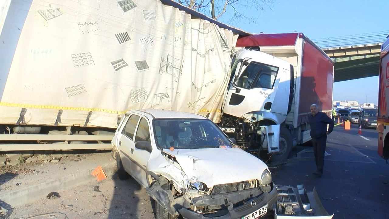 İstanbul'da kamyon 3 aracı biçti: Yaralılar var