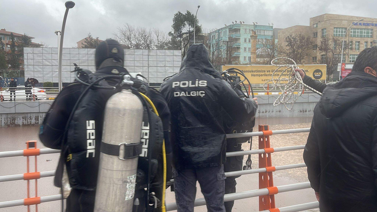 Deprem bölgesindeki sel felaketinde dalgıçlar devrede