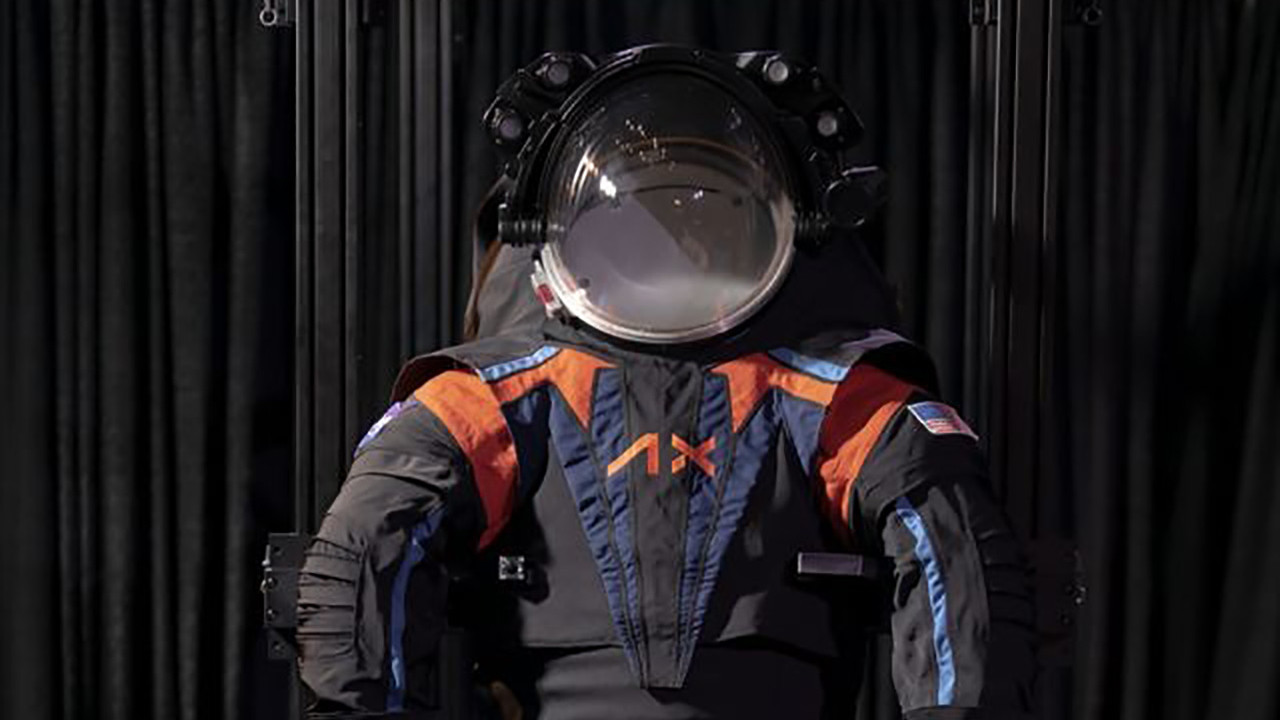 Yeniden Ay yolculuğu için geri sayım! NASA yeni uzay kıyafetini tanıttı