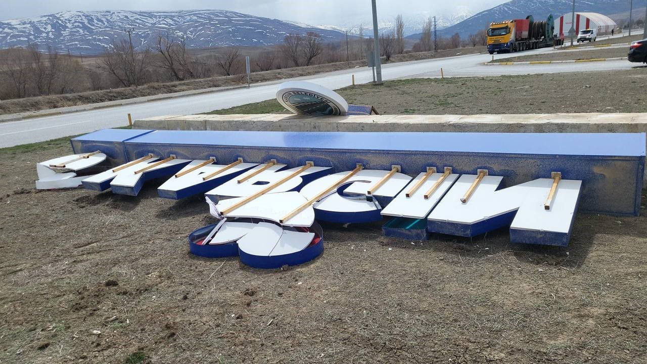 Şimdi de hortum dehşeti! Ortalık savaş alanına döndü - Resim: 2