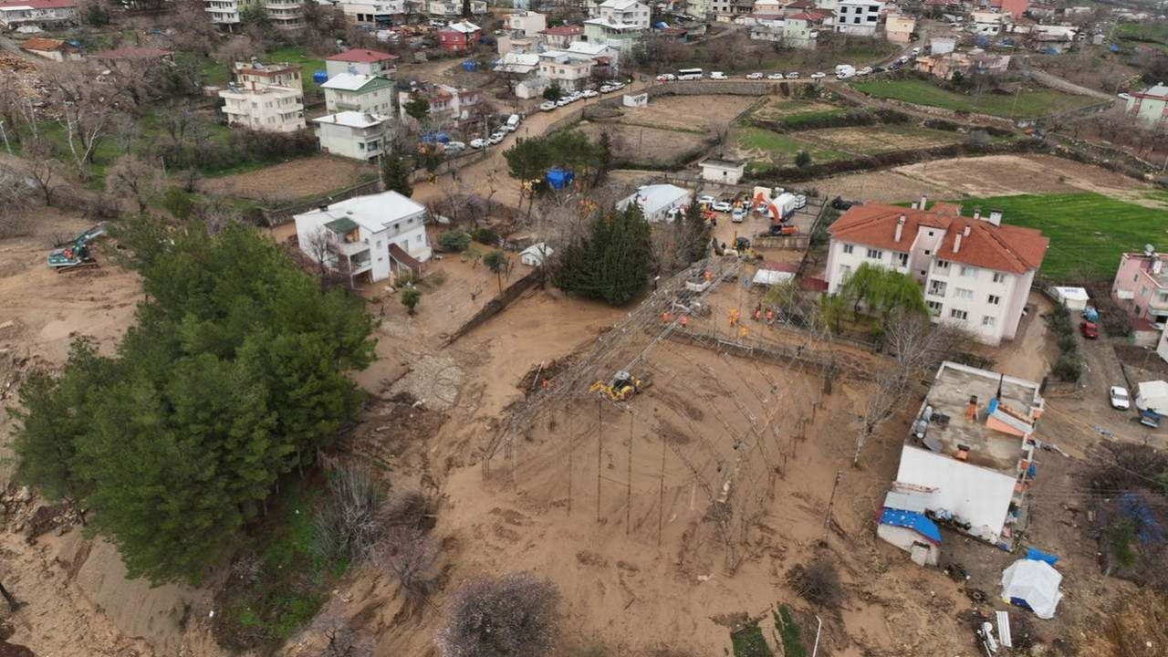 Konteynerleri sel sularına kapılan depremzede anne ve kızı hala bulunamadı
