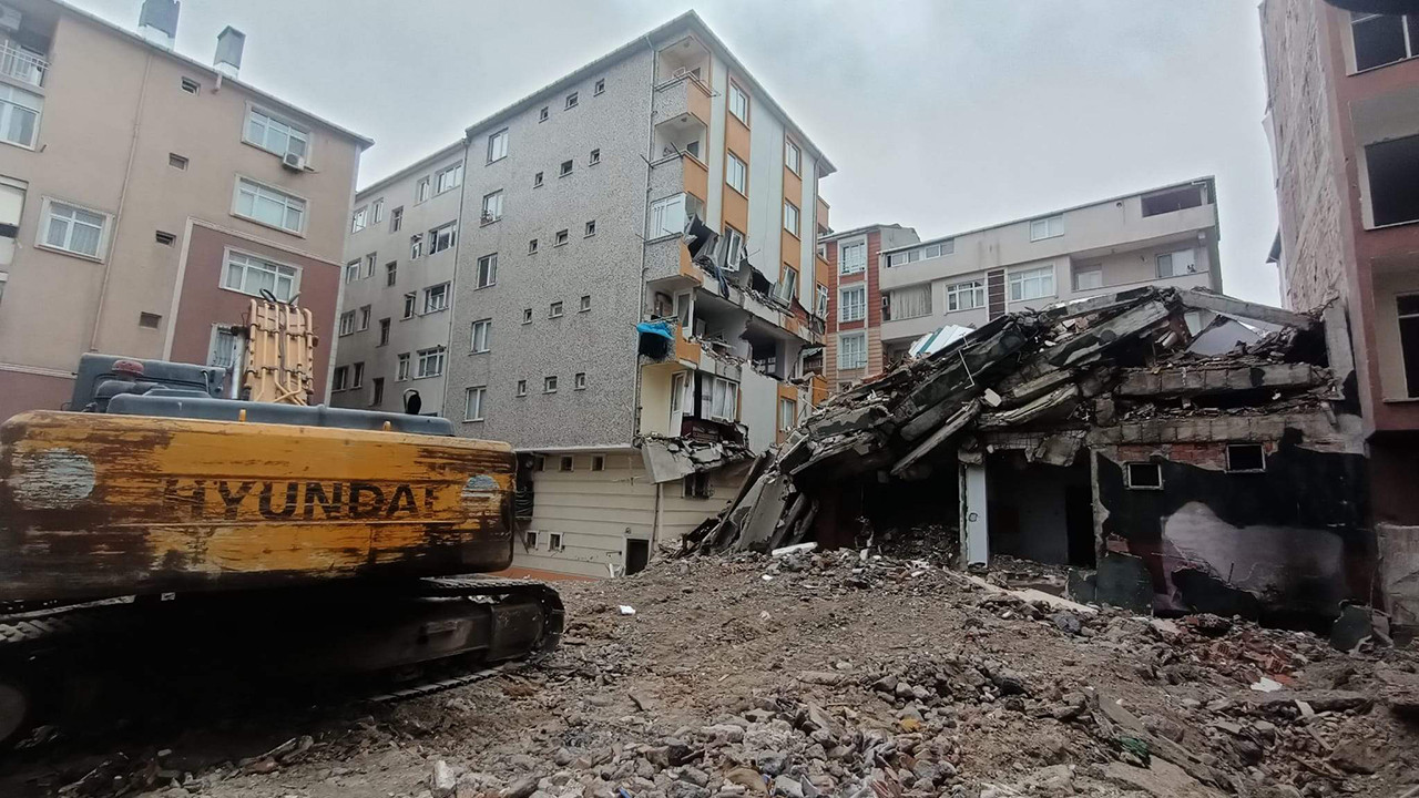 İstanbul'da yıkımı yapılan bina yanındaki apartmanın üstüne çöktü