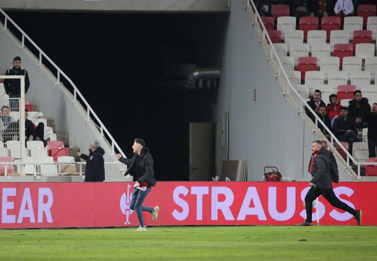 Sivassspor - Fiorentina maçında skandal! Sahaya girip, burnunu kırdı - Resim: 4