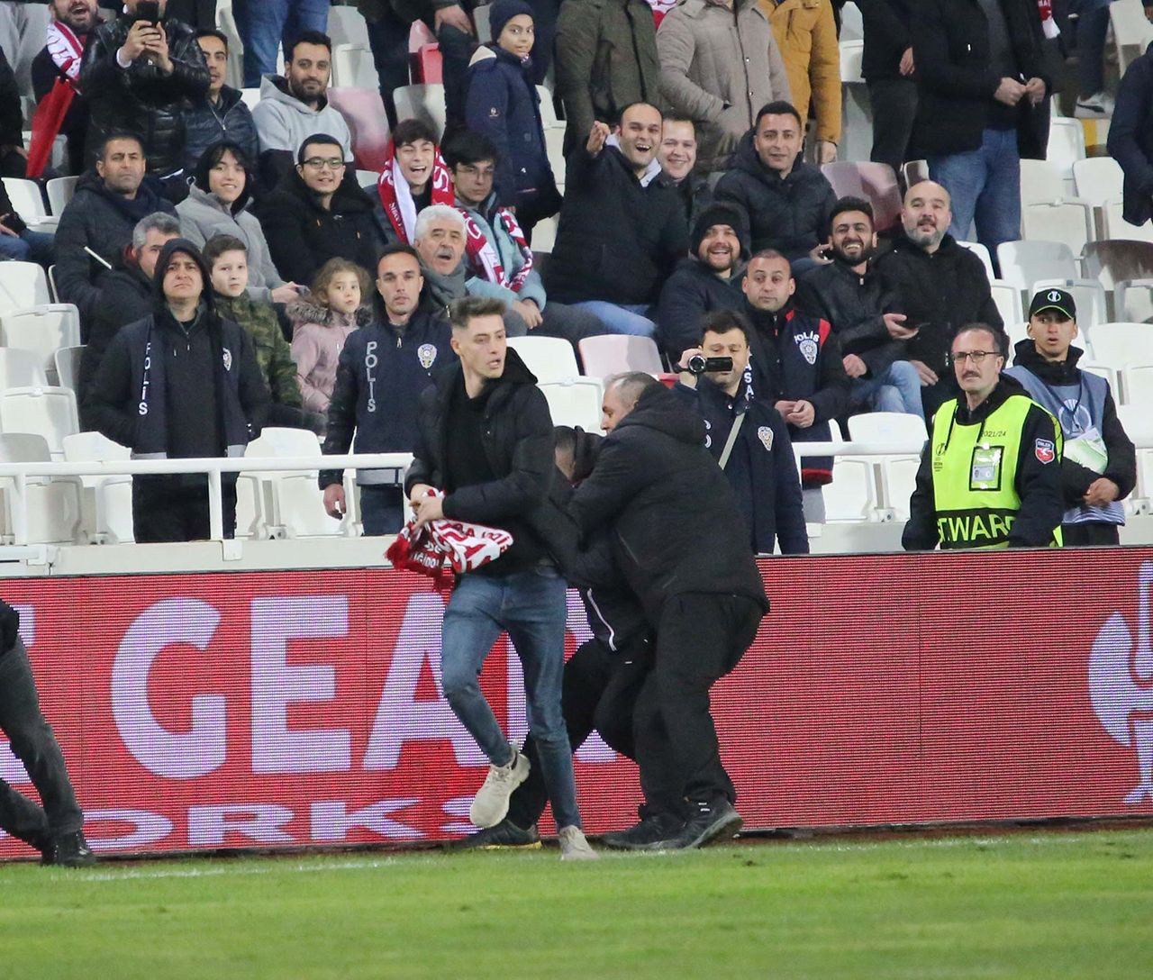 Sivassspor - Fiorentina maçında skandal! Sahaya girip, burnunu kırdı - Resim: 3