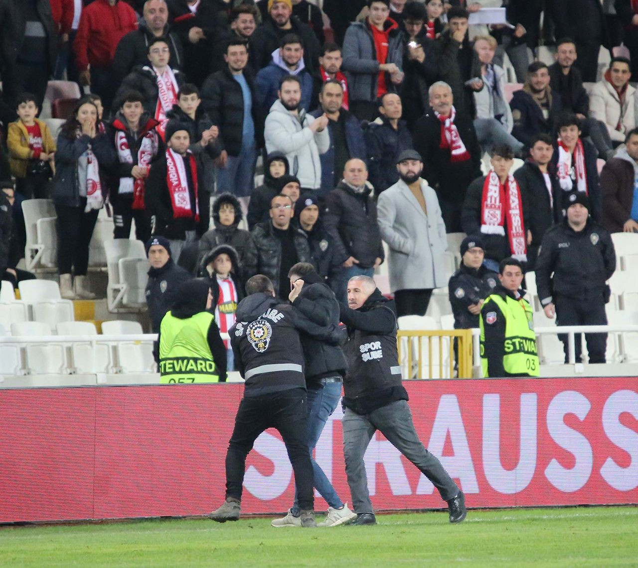 Sivassspor - Fiorentina maçında skandal! Sahaya girip, burnunu kırdı - Resim: 2