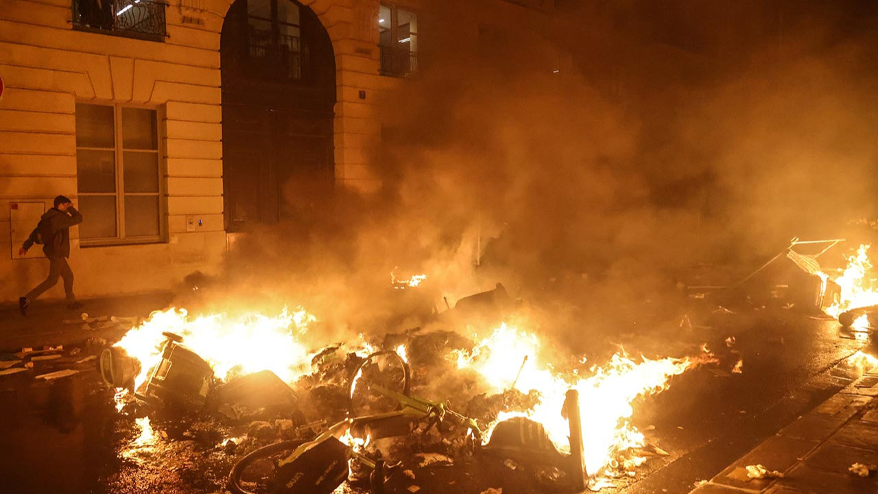 Fransa'da sokaklar yangın yerine döndü: 310 gözaltı
